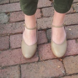 Capezio tan leather character shoes